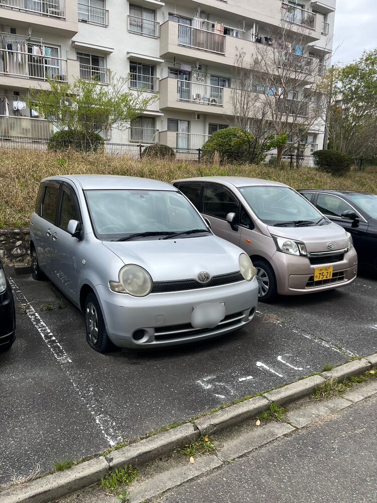 敷地に残置された車両
